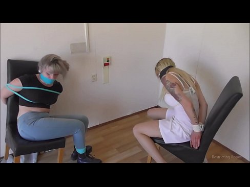 ❤️ Verslaafd / vastgebonden en de mond gesnoerd / jonkvrouw in nood Sex video at nl.sexeey.ru ☑
