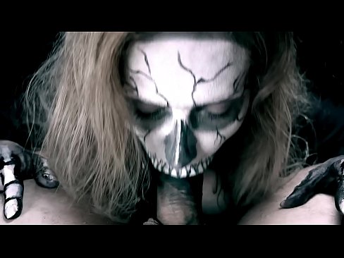 ❤️ Demon girl zuigt pik met haar zwarte mond en slikt sperma. Sex video at nl.sexeey.ru ☑